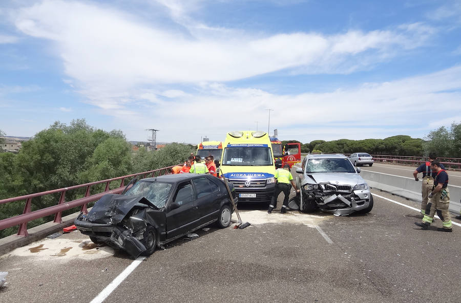 Fotos: Fallece un hombre y su mujer resulta herida tras un accidente de tráfico en Puente Duero