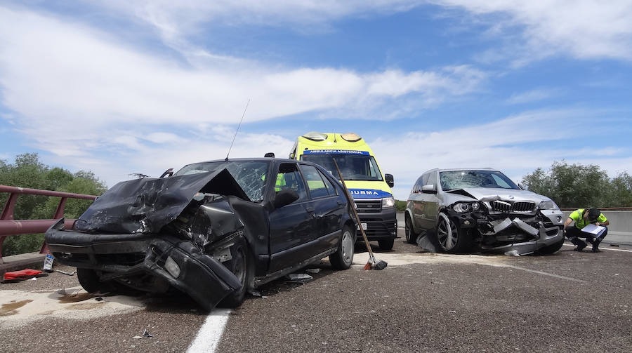 Fotos: Fallece un hombre y su mujer resulta herida tras un accidente de tráfico en Puente Duero