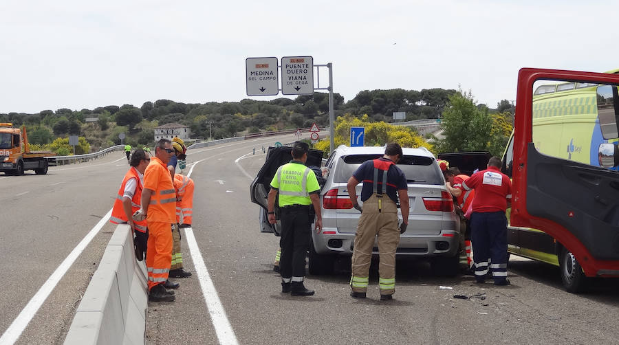 Fotos: Fallece un hombre y su mujer resulta herida tras un accidente de tráfico en Puente Duero