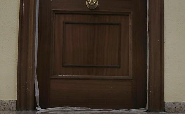 La puerta de la vivienda, tapada con cinta de carrocero para que no salgan olores e insectos. 
