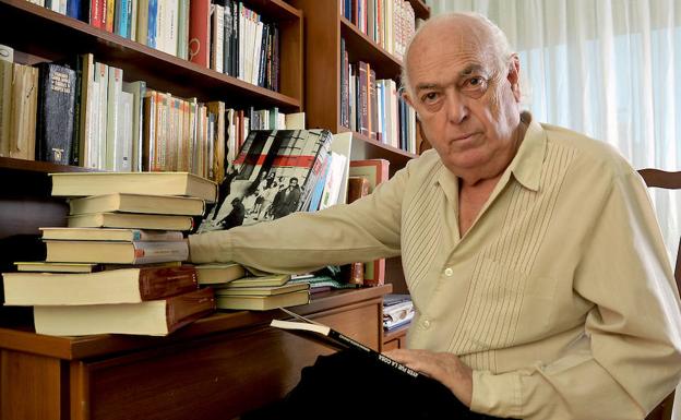 Mariano García Pásaro, en el despacho de su casa de la Plaza de Segovia de Medina del Campo, rodeado de libros.