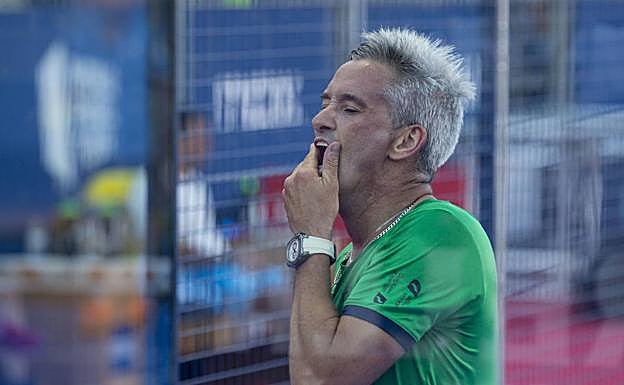 Lamperti se lamenta tras una acción. 