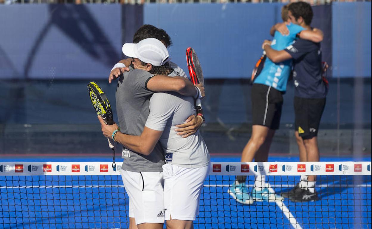 Galán y Mieres, en primer término, y Ruiz y Piñeiro al fondo, se funden en un abrazo. 