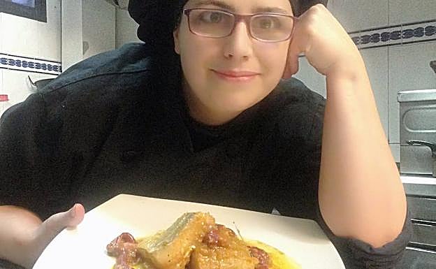 La cocinera Mar Marcos del Restaurante España posa con un plato de bacalao. 