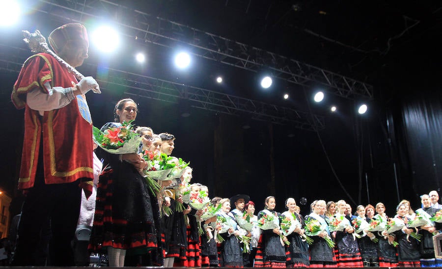 El alcalde mayor y el caballero y las damas de los barrios, tras su presentación junto al Acueducto.