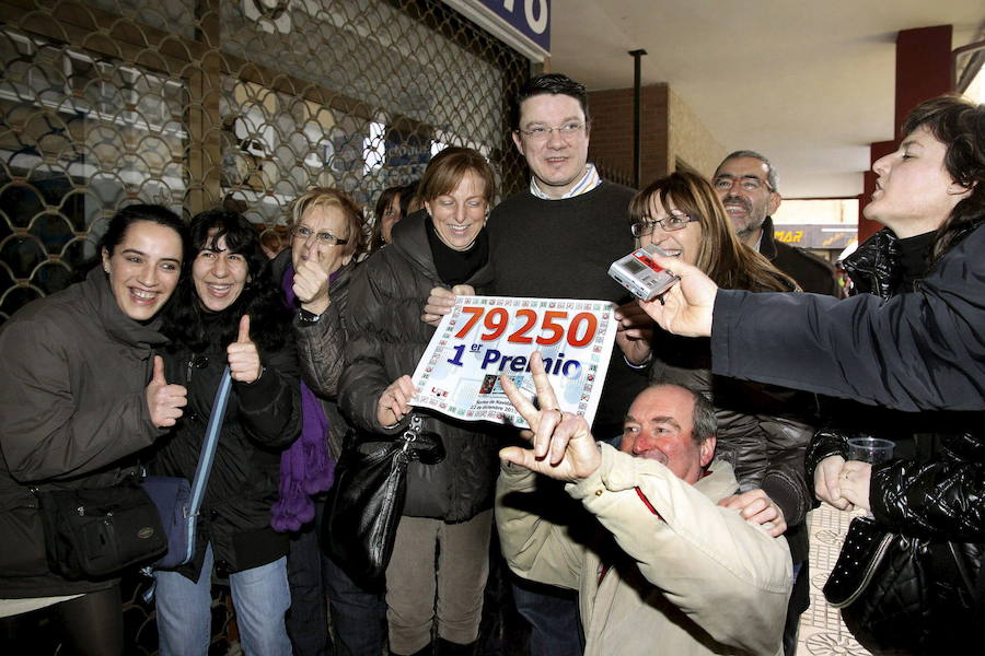 El lotero de Saldaña, en el centro, con varios vecinos, en el Gordo de Navidad de 2010 cuando repartió tres millones de euros con el número 79.250. 