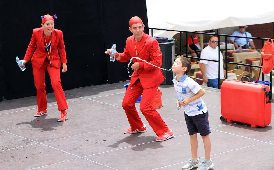 Fotos: Teatro de calle, paella popular y Fangoria animan el domingo de las Fiestas.