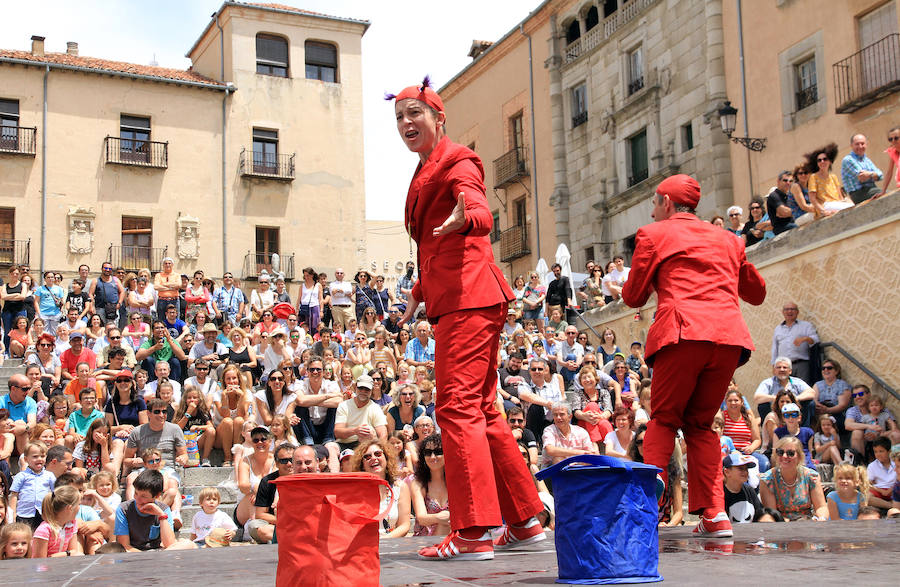 Fotos: Teatro de calle, paella popular y Fangoria animan el domingo de las Fiestas.