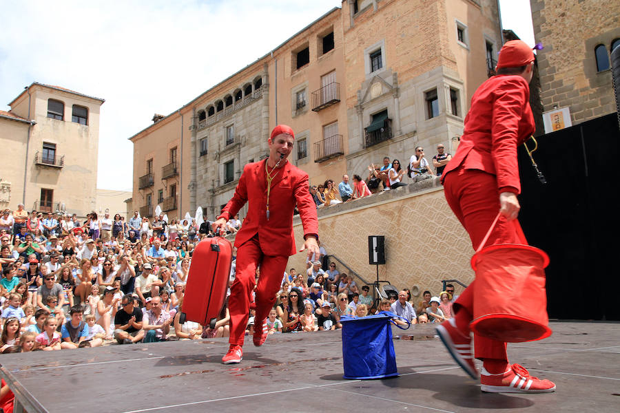 Fotos: Teatro de calle, paella popular y Fangoria animan el domingo de las Fiestas.