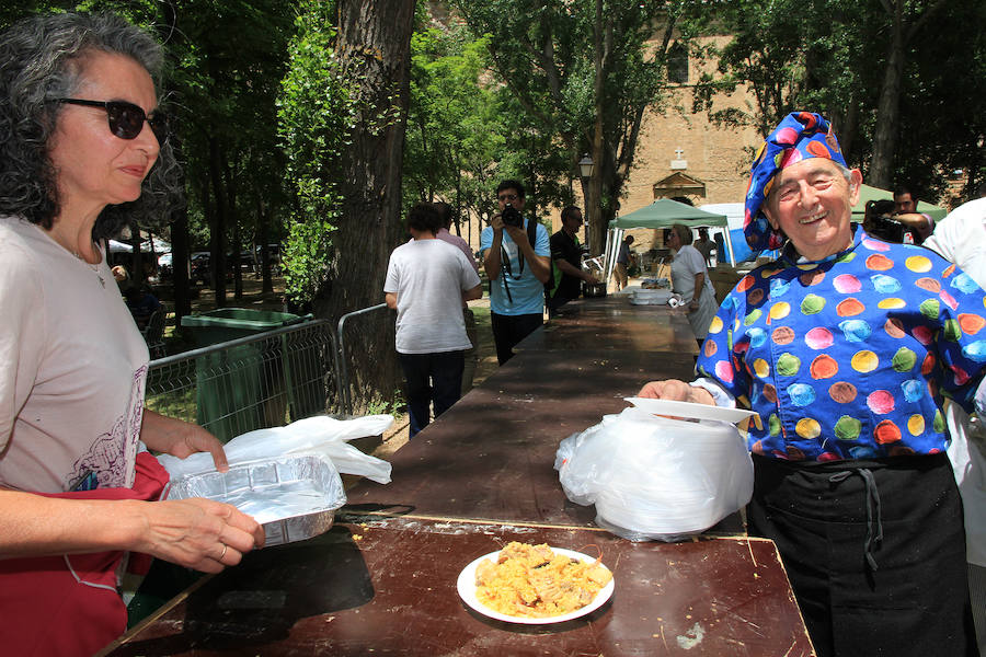 Fotos: Teatro de calle, paella popular y Fangoria animan el domingo de las Fiestas.
