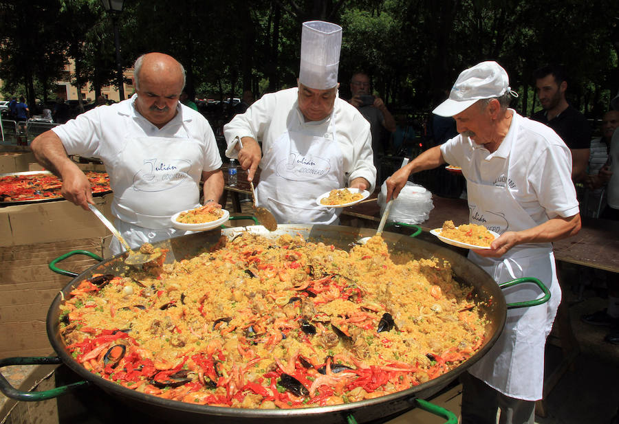 Fotos: Teatro de calle, paella popular y Fangoria animan el domingo de las Fiestas.