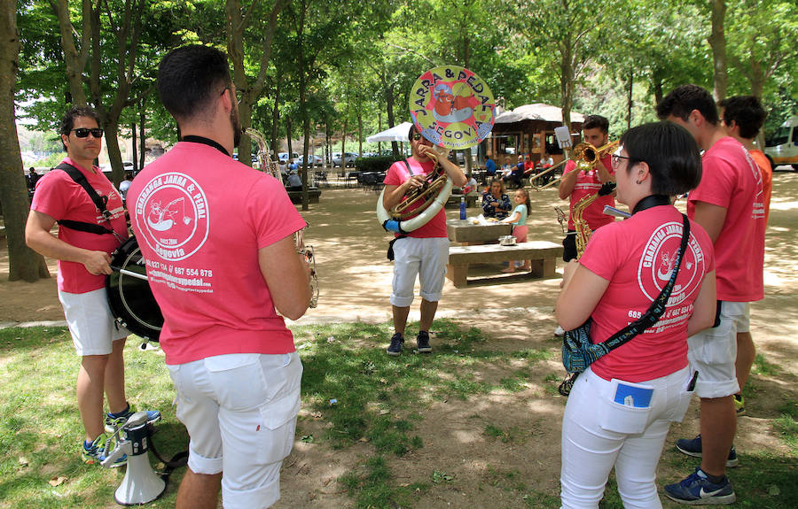 Fotos: Teatro de calle, paella popular y Fangoria animan el domingo de las Fiestas.