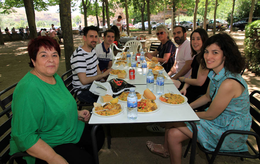Fotos: Teatro de calle, paella popular y Fangoria animan el domingo de las Fiestas.