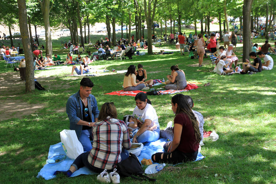 Fotos: Teatro de calle, paella popular y Fangoria animan el domingo de las Fiestas.