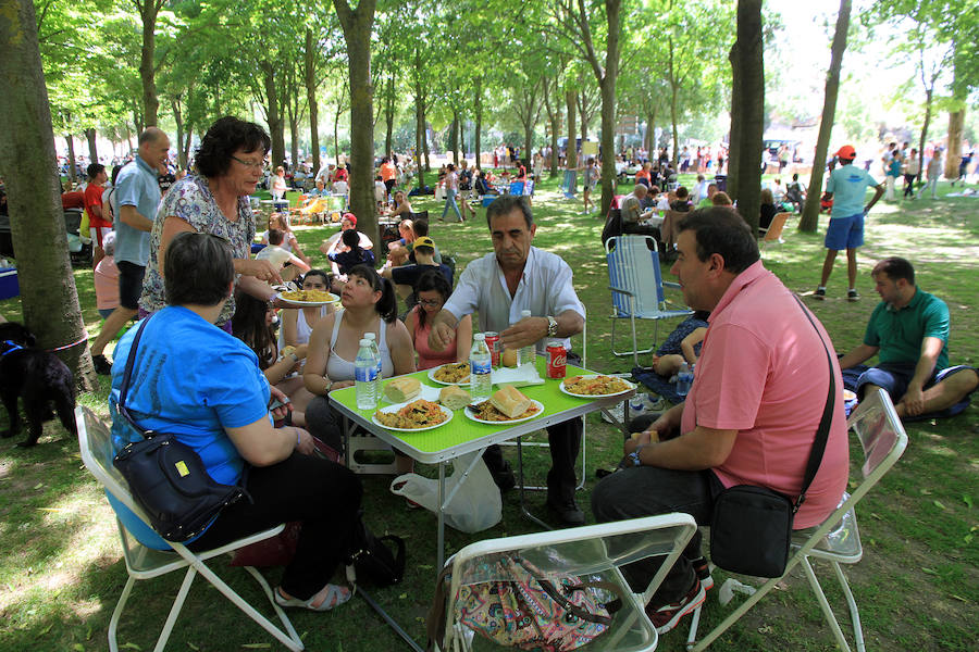 Fotos: Teatro de calle, paella popular y Fangoria animan el domingo de las Fiestas.