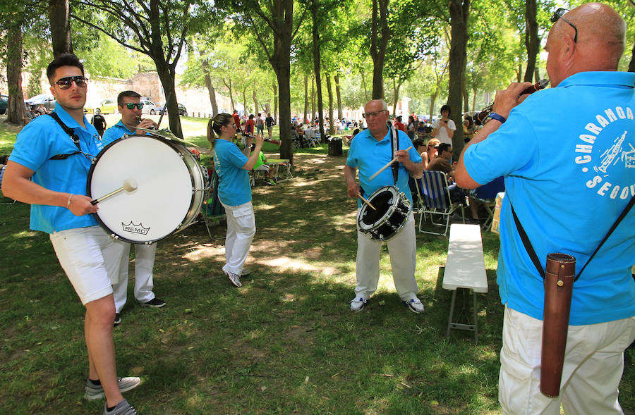 Fotos: Teatro de calle, paella popular y Fangoria animan el domingo de las Fiestas.