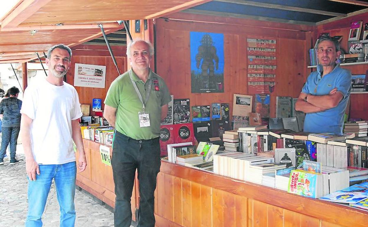 El alcalde, Miguel Ángel Luengo (izquierda), visitando a los libreros que participaron en la Feria del Libro.