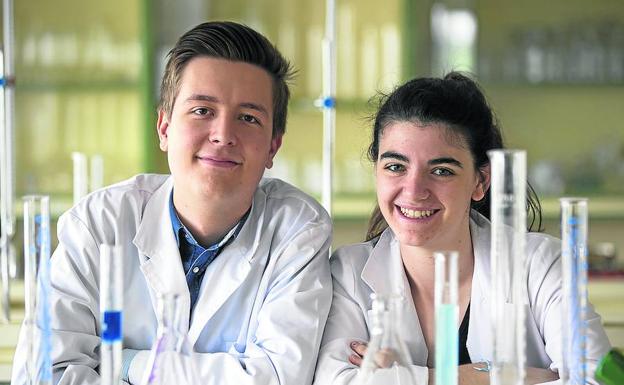 Los alumnos del instituto Diego de Praves Víctor Esteban Merino y Aitana Belloso Casuso, en el laboratorio del centro.