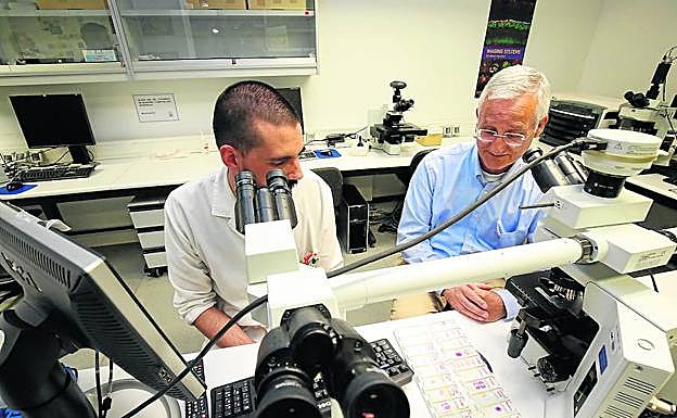 Eugenio Santos (a la derecha), en las instalaciones del banco de tumores de Castilla y León del CIC.
