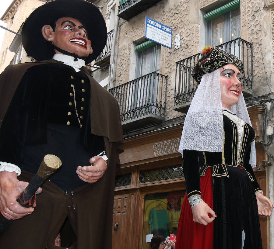 Fotos: Gigantes y cabezudos pasean por Segovia el día de San Juan