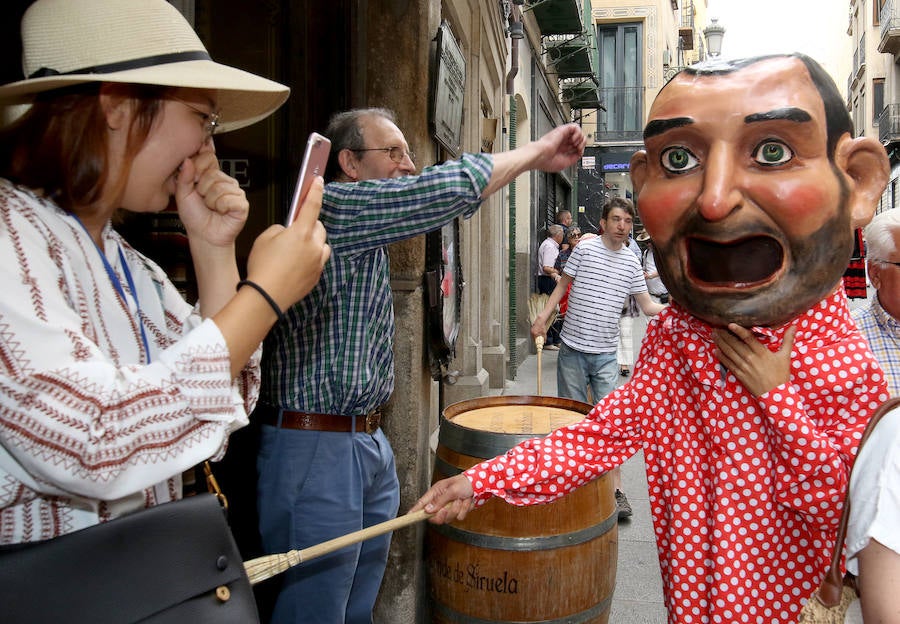 Fotos: Gigantes y cabezudos pasean por Segovia el día de San Juan