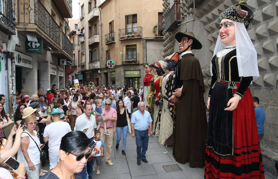 Fotos: Gigantes y cabezudos pasean por Segovia el día de San Juan