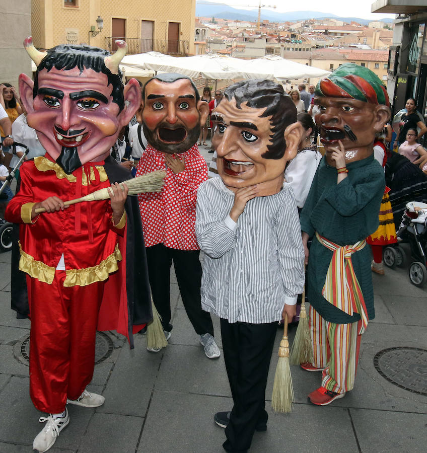 Fotos: Gigantes y cabezudos pasean por Segovia el día de San Juan