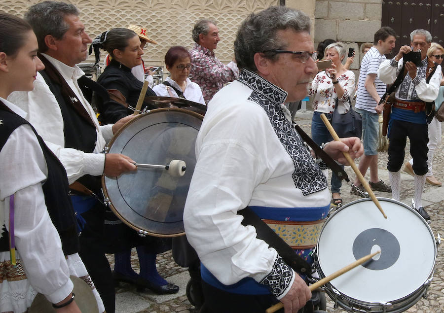 Fotos: Gigantes y cabezudos pasean por Segovia el día de San Juan