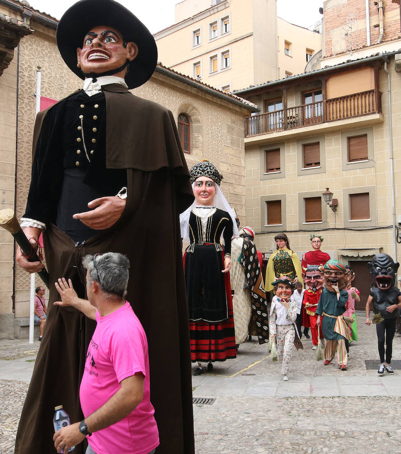 Fotos: Gigantes y cabezudos pasean por Segovia el día de San Juan