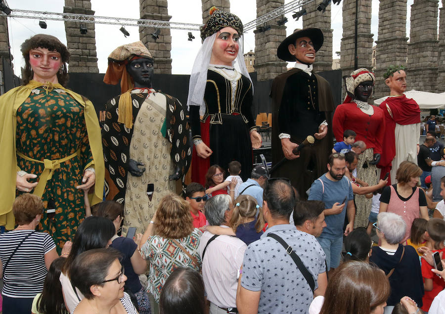 Fotos: Gigantes y cabezudos pasean por Segovia el día de San Juan