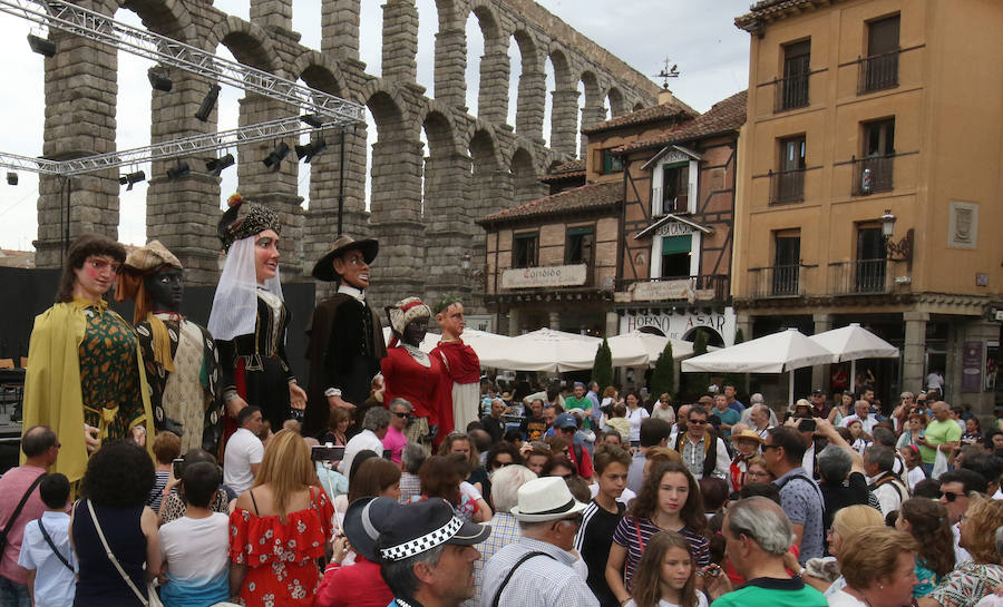 Fotos: Gigantes y cabezudos pasean por Segovia el día de San Juan