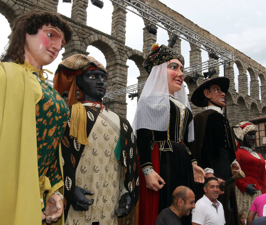 Fotos: Gigantes y cabezudos pasean por Segovia el día de San Juan