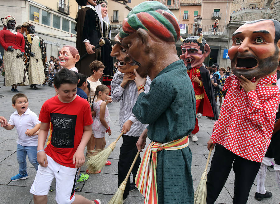 Fotos: Gigantes y cabezudos pasean por Segovia el día de San Juan