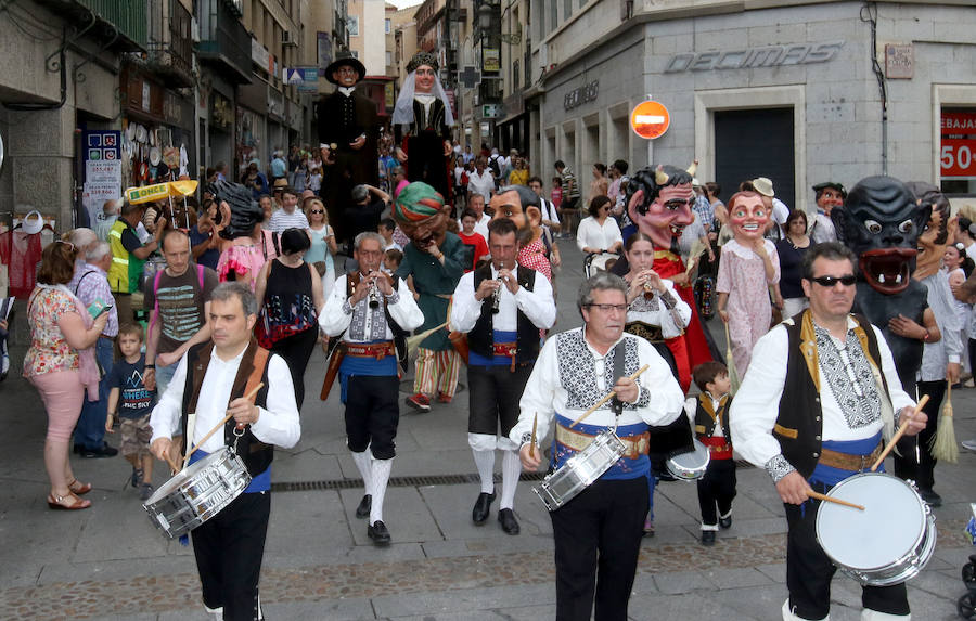 Fotos: Gigantes y cabezudos pasean por Segovia el día de San Juan