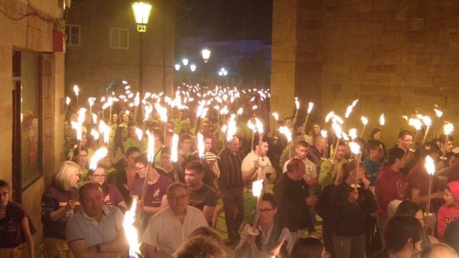 Fotos: Procesión de antorchas y hoguera de San Juan en Aguilar