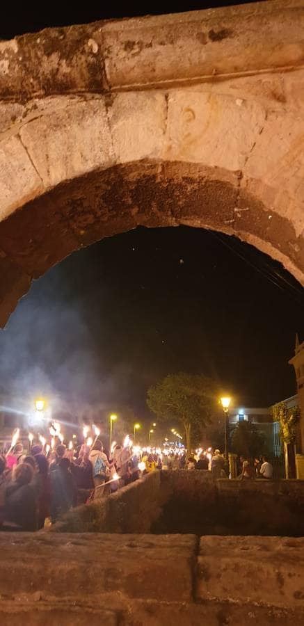 Fotos: Procesión de antorchas y hoguera de San Juan en Aguilar