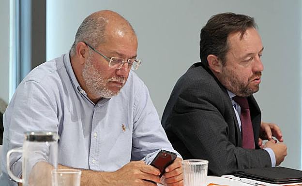 Igea consulta su teléfono, este lunes en el comité ejecutivo de Ciudadanos