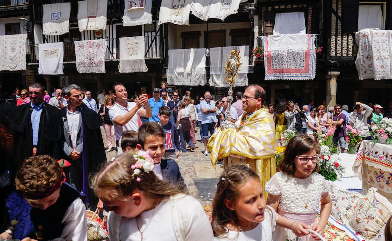 Tanto la Casa Consistorial como el teatro lucían ayer en sus fachadas colchas y paños con bordados serranos. 