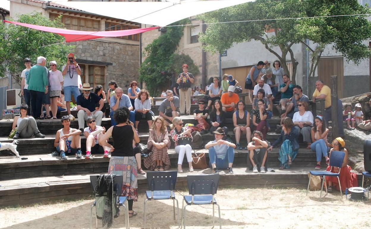 Público asistente a una de las charlas de esta jornada celebrada en el Corral del Cura. 