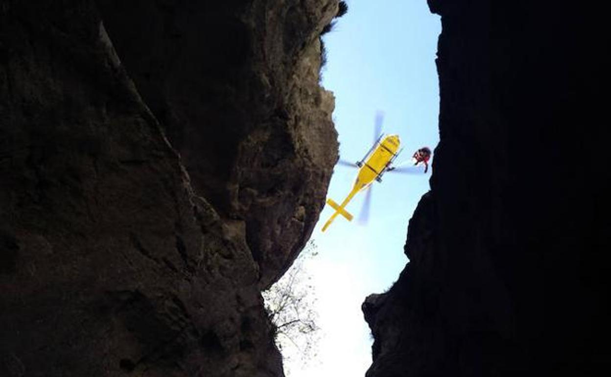 Helicóptero de rescate sobre la grita en la que cayó el montañero.