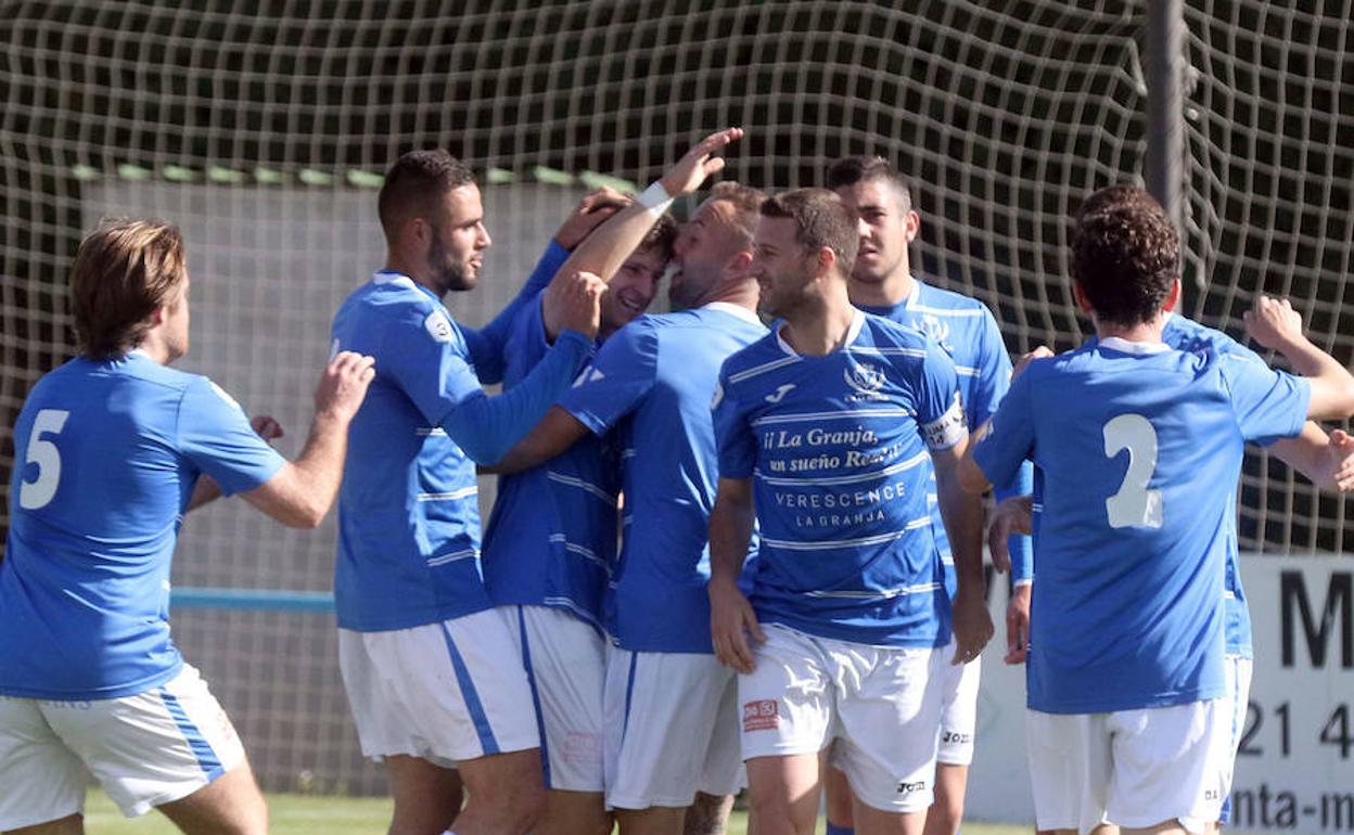 Jugadores del CD La Granja celebran un gol durante la temporada.