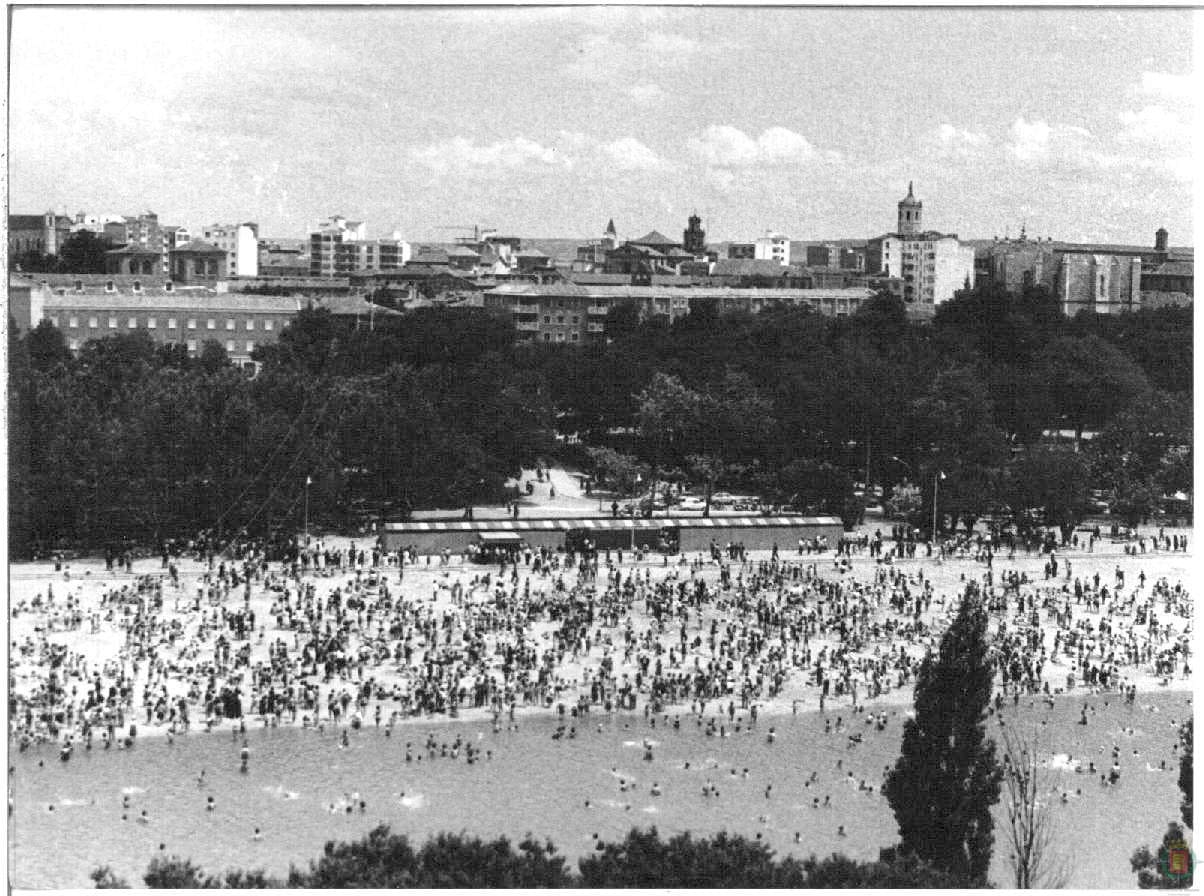 La ampliación y mejora del recinto se hizo realidad en junio de 1964, con Santiago López González al frente del Consistorio | La tan ansiada arena se consiguió a base de 18 camiones que hicieron 600 viajes desde Puente Duero 