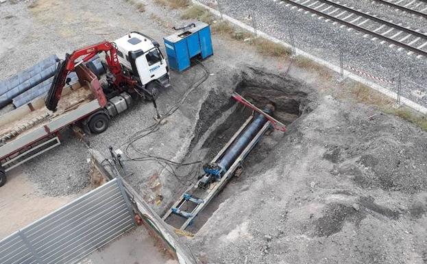 La minituneladora perfora el terreno bajo las vías. 