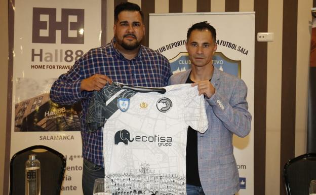 Los presidentes de ambos clubes posan con la nueva camiseta. 