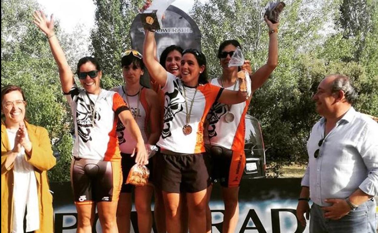 El Triatlón Salamanca femenino celebra su título. 