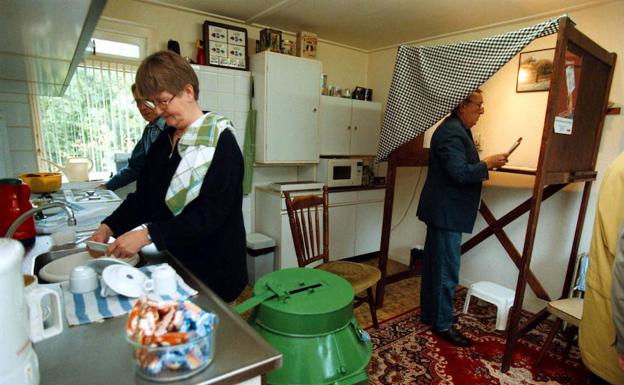 En Coevorden, Holanda, la familia Klinkien tuvo una urna instalada en su cocina. 