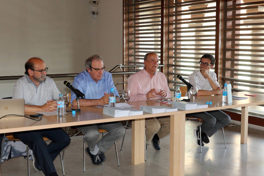 Darío Álvarez, Juan Carlos Arnuncio, Gustavo Martín Garco y Antonio Álvaro, en la presentación en la Biblioteca del Patio Herreriano. 