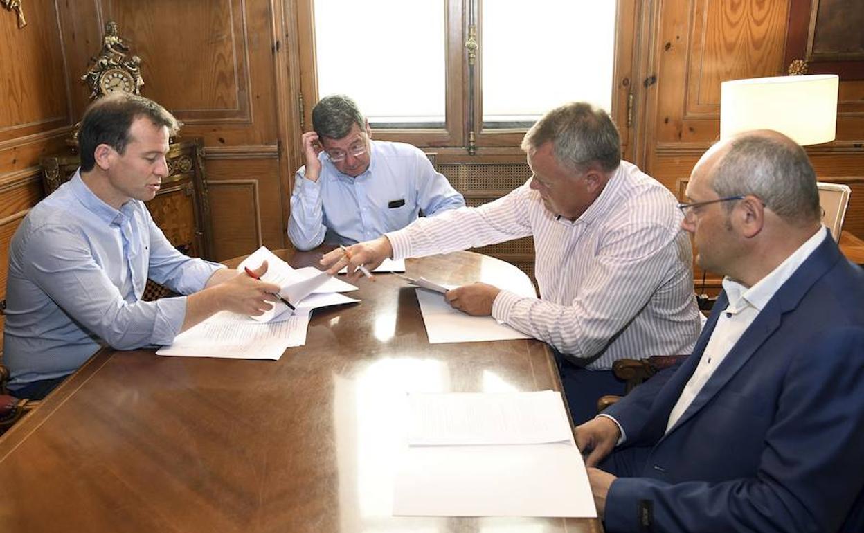 La reunión ha comenzado a las 9 horas y a las 12, PP y Ciudadanos ya anunciaban que César Rico, presidiendo la mesa en la foto, seguiría como presidente de la Diputación. 