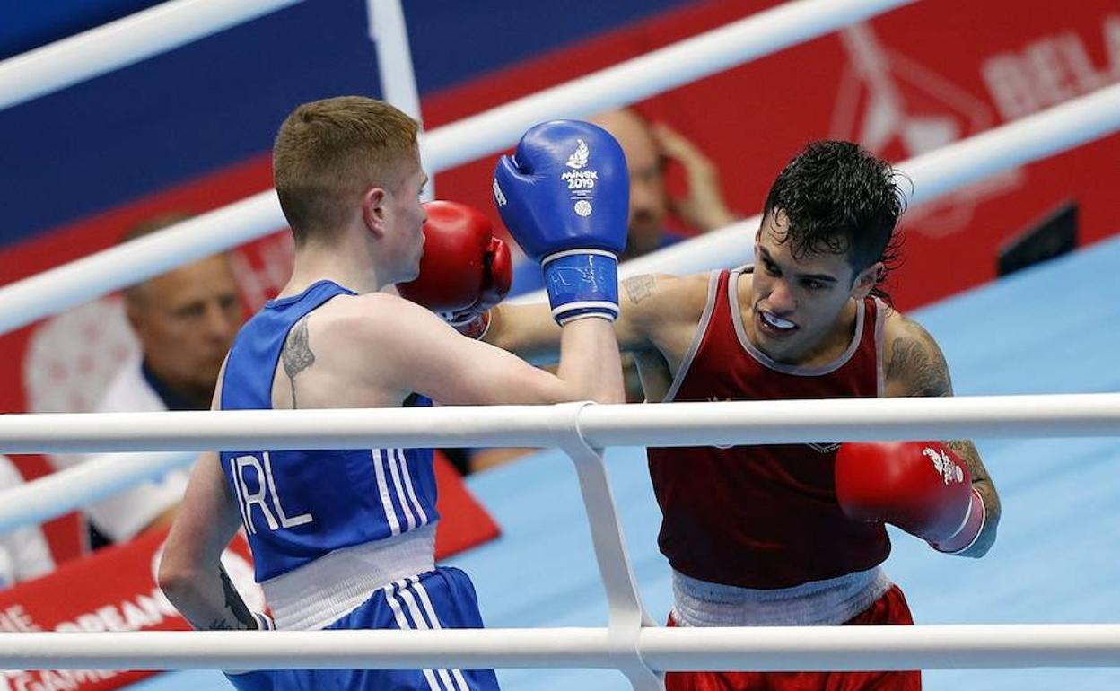 Molina envía un derechazo al púgil irlandes Regan, en los cuartos de final. 