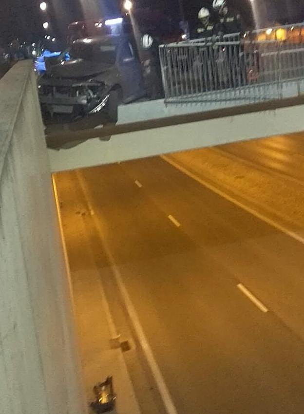 El vehículo se quedó a punto de caer sobre el túnel